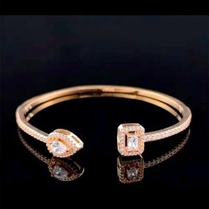 ⭐️Gorgeous Inlaid Zircon Cuff Bangle Bracelet -
Adjustable rose gold bracelet
